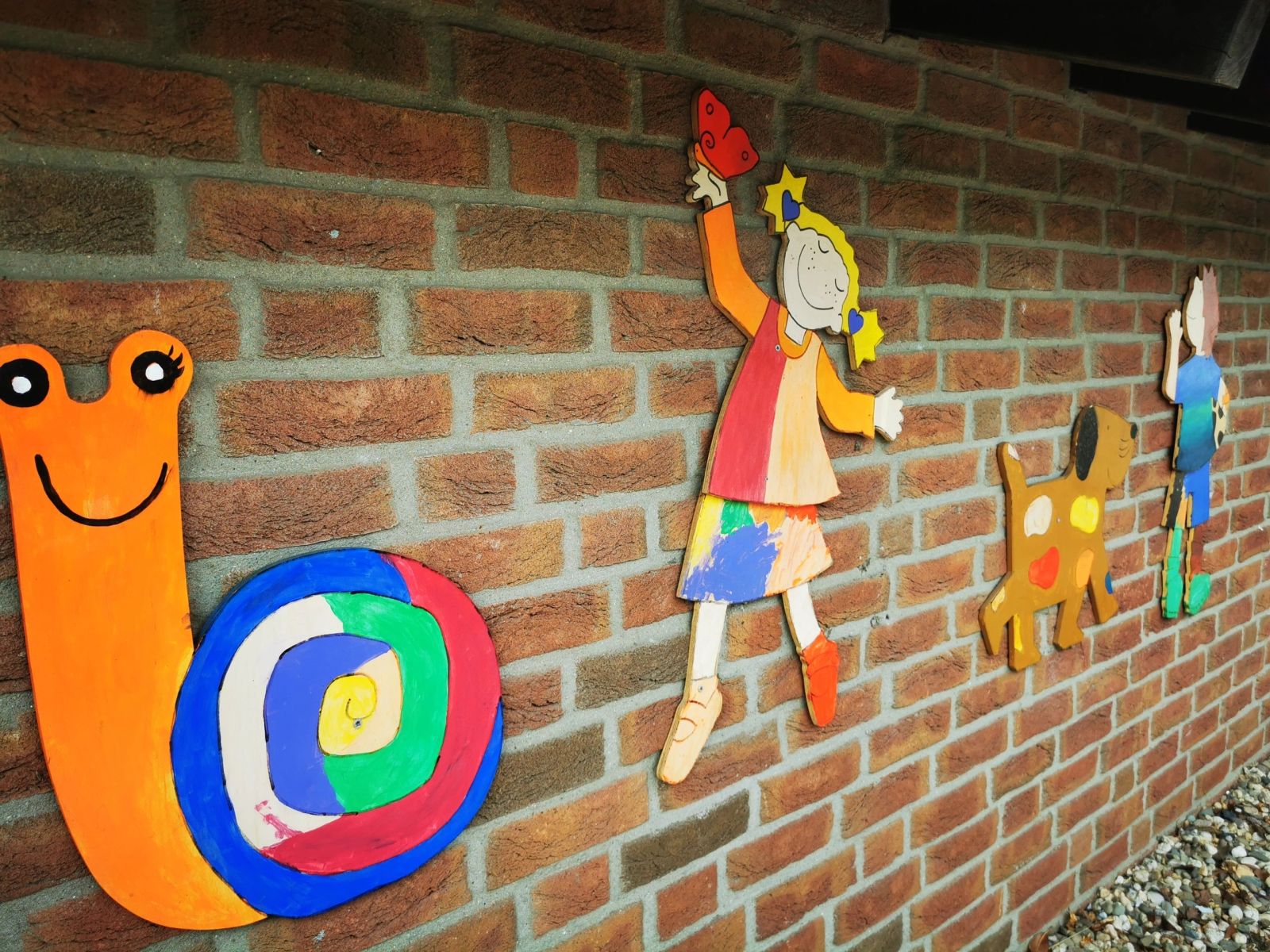 Bunte Wandfiguren am Kindergarten