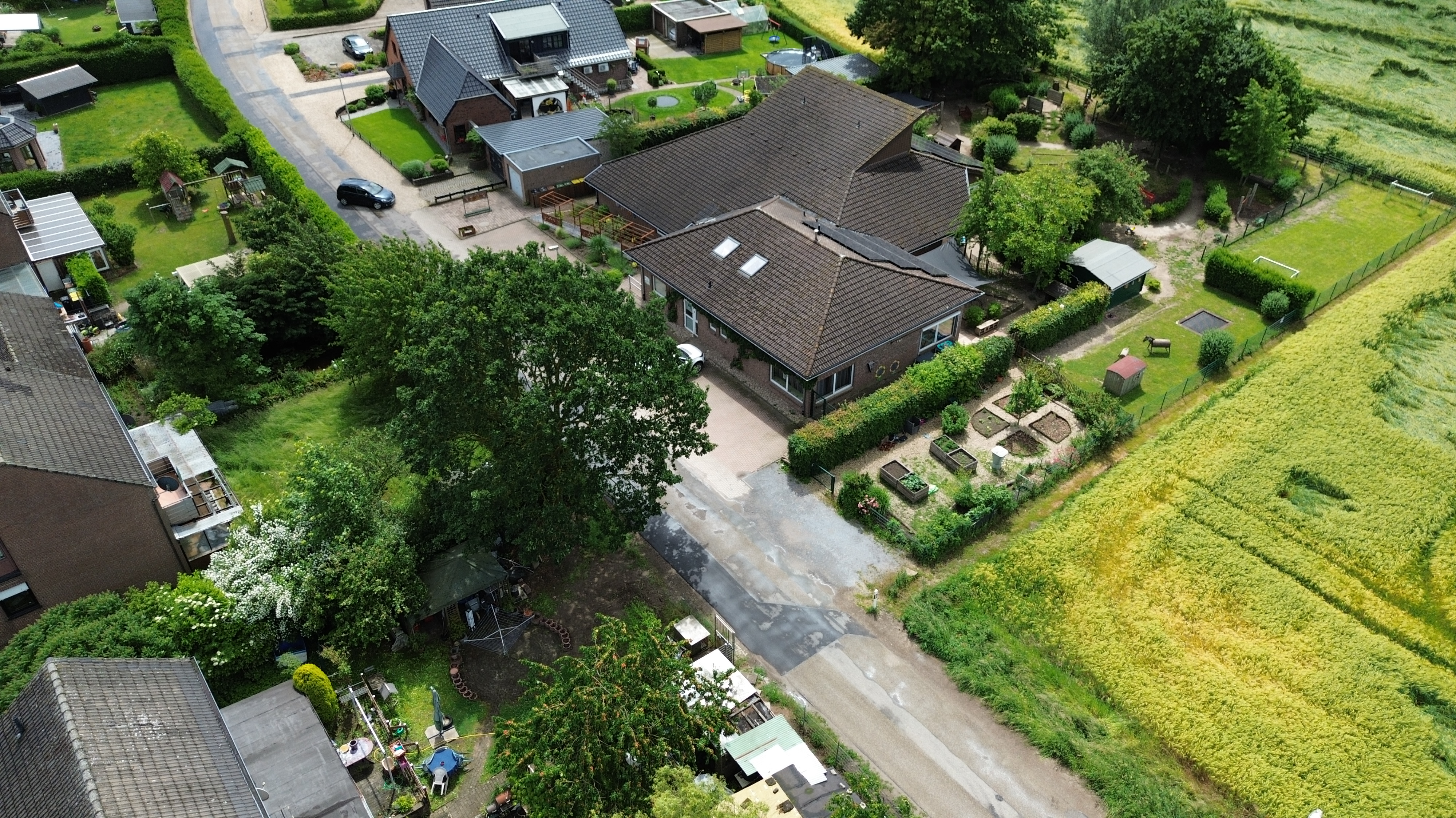 Luftaufnahme des Kindergartens Gänseblümchen mit Garten und Nachbarschaft in Düffelward